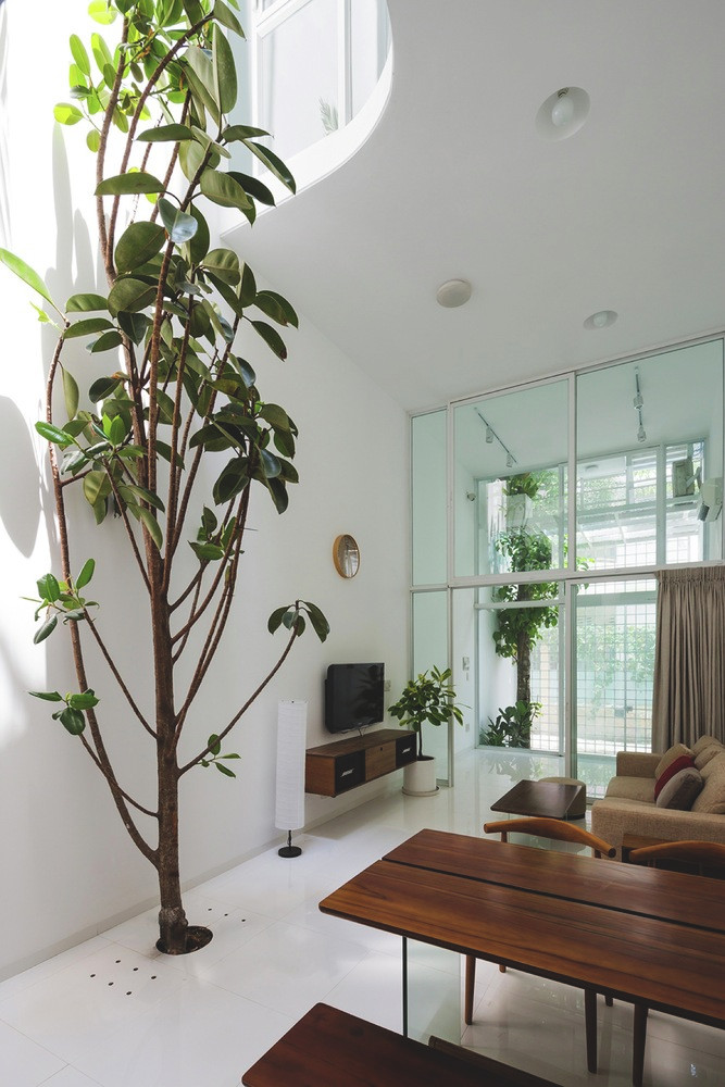 Để tăng sáng, đội ngũ kiến trúc sư chọn tông màu trắng sáng chủ đạo từ tường, cửa cho đến sàn.