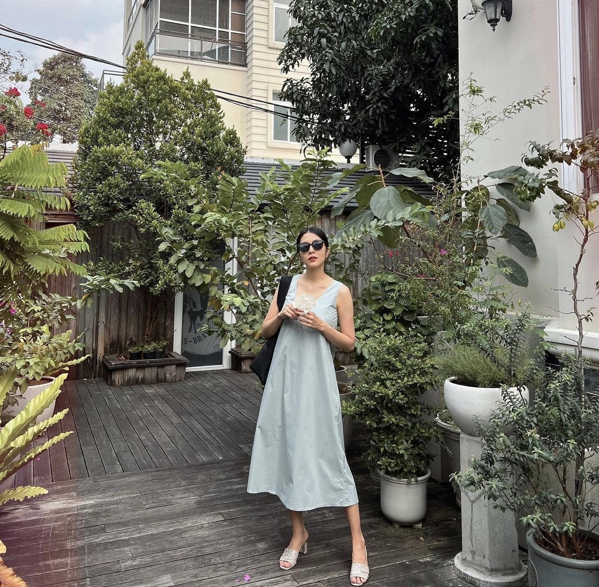 Trong khuôn viên biệt thự, Hà Tăng dành một phần diện tích lớn để cải tạo thành vườn rau, hoa và cây ăn quả.