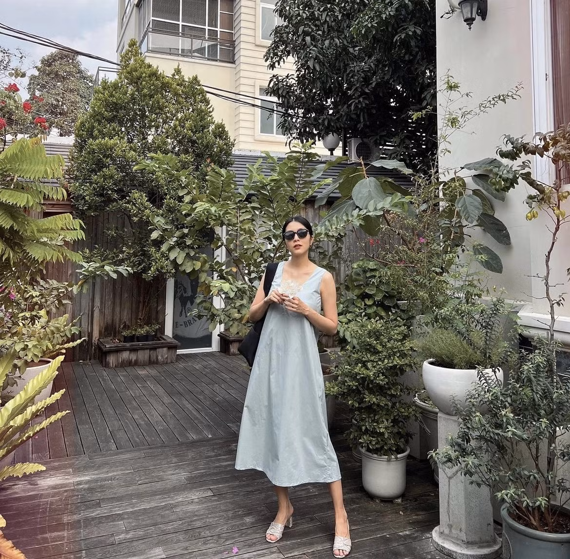 Trong khuôn viên biệt thự, Hà Tăng dành một phần diện tích lớn để cải tạo thành vườn rau, hoa và cây ăn quả.