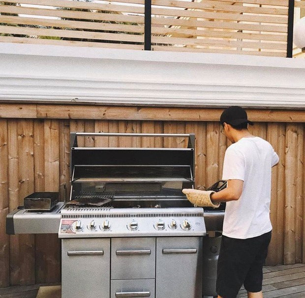 Trong vườn còn có bếp nướng BBQ ngoài trời. Nguồn ảnh: FBNV