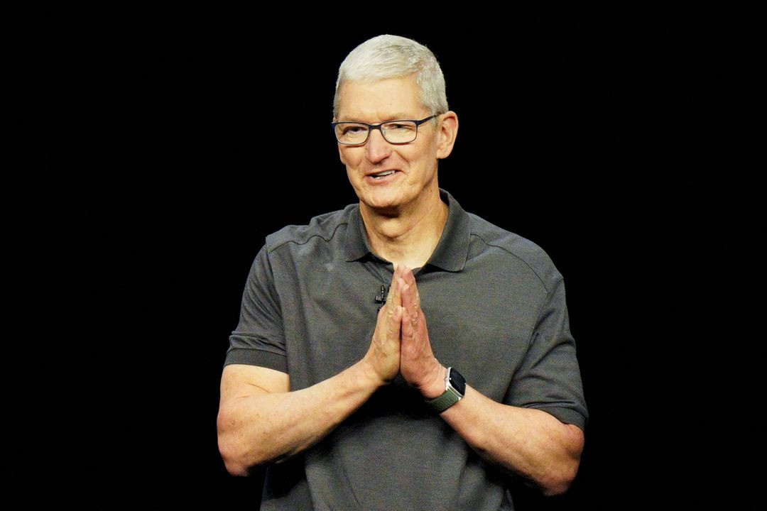 Tim Cook cũng công khai tuyên bố dự định hiến toàn bộ tài sản của mình cho từ thiện. Ảnh: Getty