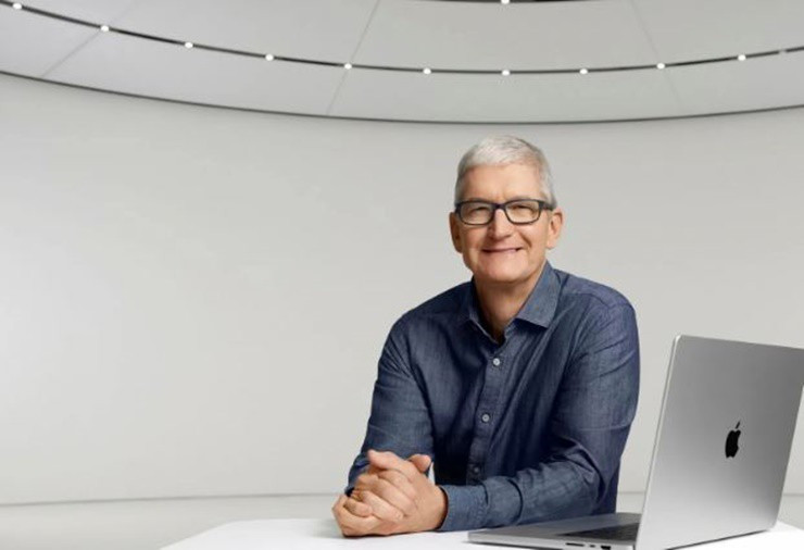Theo hồ sơ của Ủy ban Giao dịch và Chứng khoán Mỹ (SEC), toàn bộ lương thưởng Tim Cook được nhận trong năm 2023 đạt ở mức 49 triệu USD, thấp hơn 40% so với tổng số tiền ông được trả năm 2022. Ảnh: CNBC