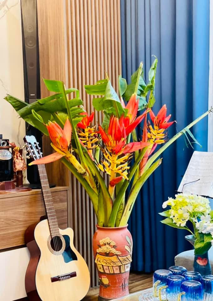 Trên thị trường, hoa chuối rừng có giá khoảng 130.000 đồng/5 bông. Ảnh: FB Nguyễn Bích Thảo