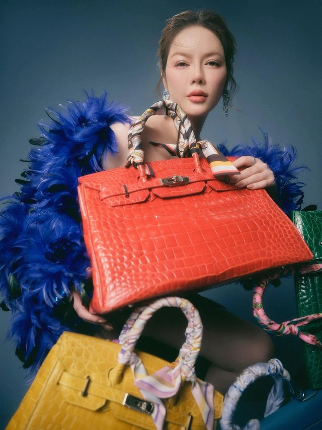 Trong showbiz Việt, Lý Nhã Kỳ còn là dân chơi hàng hiệu thứ thiệt. Nữ diễn viên 8X hiện có trên dưới 400 chiếc túi đủ kiểu đến từ những thương hiệu lớn trên thế giới, có giá trị hàng chục tỷ đồng.