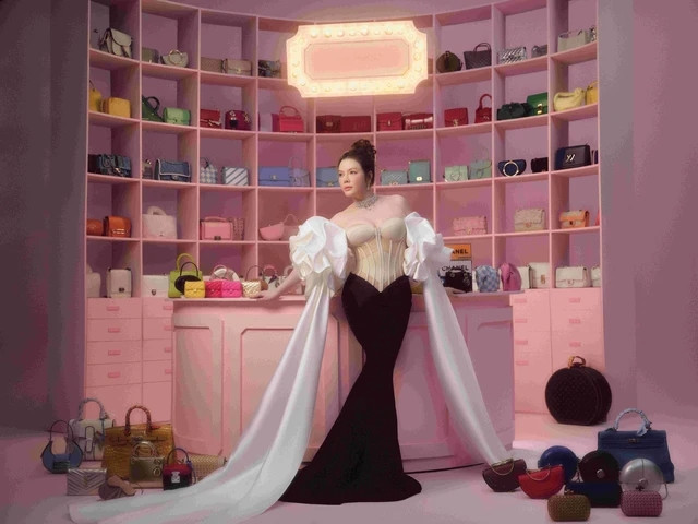 Cứ đi shopping thấy mẫu mới là Lý Nhã Kỳ lại gom về. Giờ nhà cô có đến 2 phòng chỉ để chất đồ thời trang.