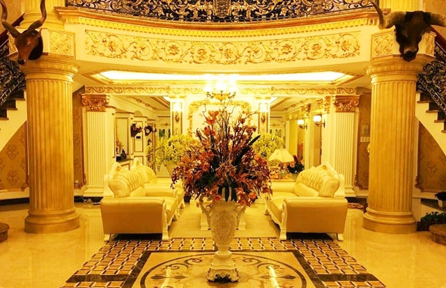 Trước đó, Lý Nhã Kỳ từng sở hữu ngôi nhà đồ sộ như cung điện với nội thất dát vàng.