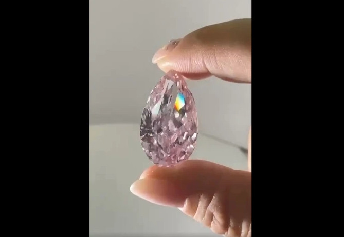 Lý Nhã Kỳ còn được mệnh danh là "đại gia kim cương" khi sở hữu cả bộ sưu tập kim cương triệu đô. Nguồn ảnh: FBNV