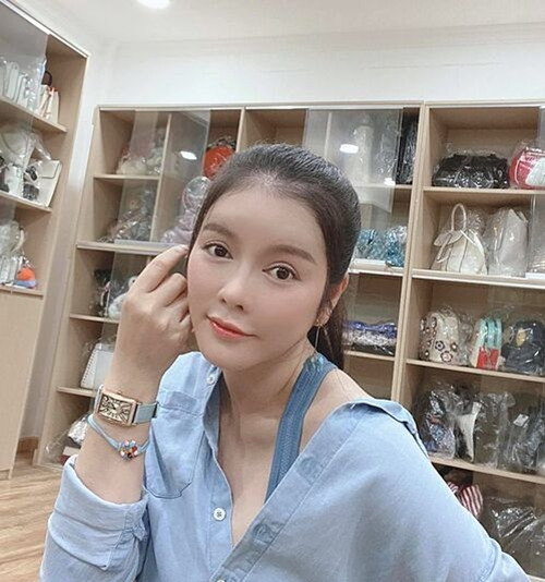 Mới đây, trên trang Facebook cá nhân, Lý Nhã Kỳ chia sẻ một số hình ảnh bình luận chê cách cô để túi hiệu trên kệ nhìn như hàng Quảng Châu.