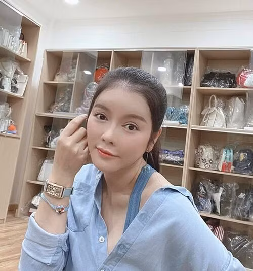 Mới đây, trên trang Facebook cá nhân, Lý Nhã Kỳ chia sẻ một số hình ảnh bình luận chê cách cô để túi hiệu trên kệ nhìn như hàng Quảng Châu.