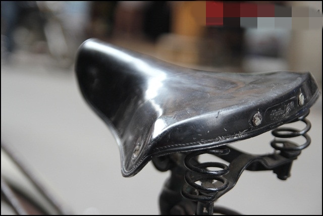 Do số lượng sản xuất xe đạp Thống Nhất hạn chế, nên người được phân phối xe chỉ đếm trên đầu ngón tay. Vì vậy, xe đạp Thống Nhất càng trở nên quý hiếm, xa xỉ. Ảnh: GiadinhVietNam