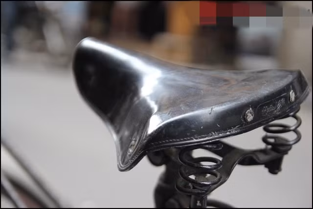 Do số lượng sản xuất xe đạp Thống Nhất hạn chế, nên người được phân phối xe chỉ đếm trên đầu ngón tay. Vì vậy, xe đạp Thống Nhất càng trở nên quý hiếm, xa xỉ. Ảnh: GiadinhVietNam