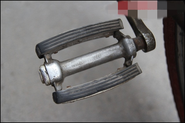 Có người quý xe đến mức không dám đi, về treo trong nhà, hai bánh không để chạm đất, thỉnh thoảng ngồi ngắm và quay bàn đạp nghe tiếng xích líp kêu. Ảnh: GiadinhVietNam