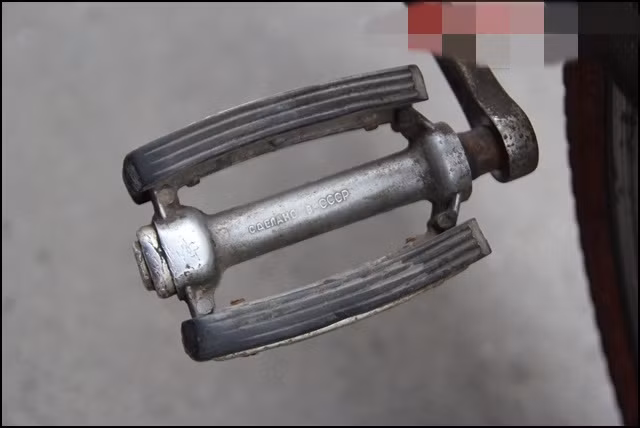 Có người quý xe đến mức không dám đi, về treo trong nhà, hai bánh không để chạm đất, thỉnh thoảng ngồi ngắm và quay bàn đạp nghe tiếng xích líp kêu. Ảnh: GiadinhVietNam