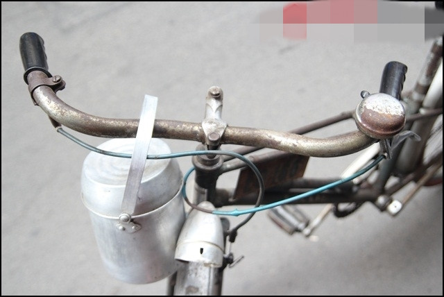 Ra đời từ trong chiến tranh chống Mỹ nên xe đạp Thống Nhất đi vào cả chiến trường với biệt danh “con ngựa sắt”, vượt mưa bom bão đạn đem gạo, muối, thuốc men… ra tiền tuyến. Ảnh: GiadinhVietNam