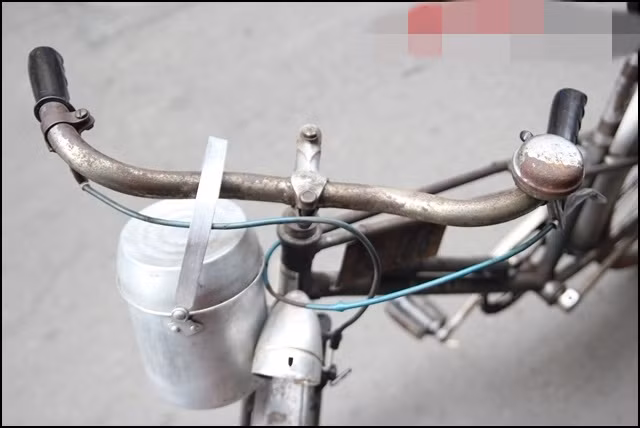 Ra đời từ trong chiến tranh chống Mỹ nên xe đạp Thống Nhất đi vào cả chiến trường với biệt danh “con ngựa sắt”, vượt mưa bom bão đạn đem gạo, muối, thuốc men… ra tiền tuyến. Ảnh: GiadinhVietNam