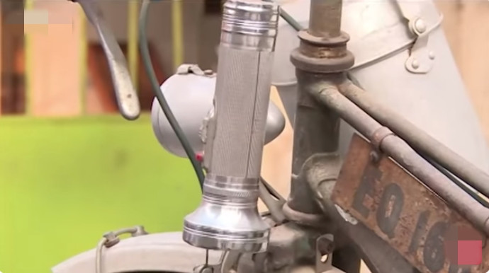 Thời bao cấp, chiếc xe đạp Thống Nhất được cấp giấy chứng nhận sở hữu, có biển số và được giữ gìn như vật báu trong nhà. Ảnh: VTV24