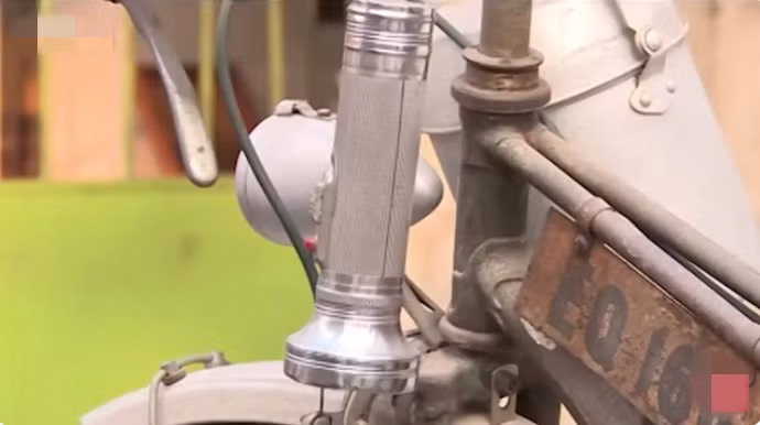 Thời bao cấp, chiếc xe đạp Thống Nhất được cấp giấy chứng nhận sở hữu, có biển số và được giữ gìn như vật báu trong nhà. Ảnh: VTV24