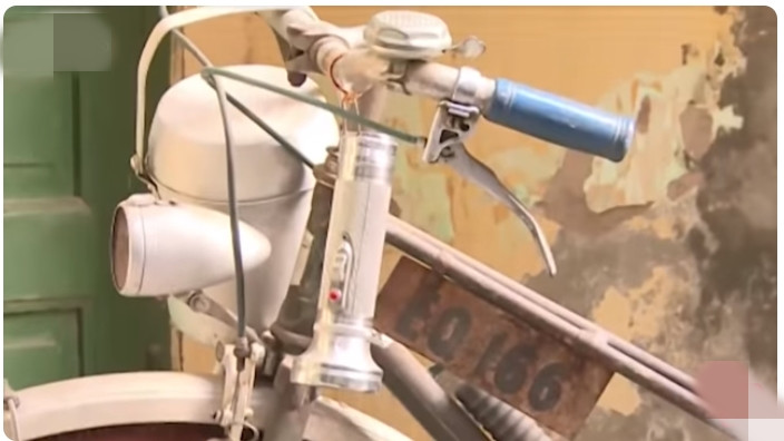 Vì quý quá, nên khi trời mưa rất khó tìm được một chiếc xe đạp ngoài đường vì ai cũng sợ xe bị rỉ sét và nhanh hỏng. Ảnh: VTV24