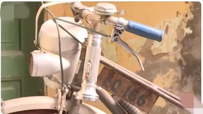 Vì quý quá, nên khi trời mưa rất khó tìm được một chiếc xe đạp ngoài đường vì ai cũng sợ xe bị rỉ sét và nhanh hỏng. Ảnh: VTV24