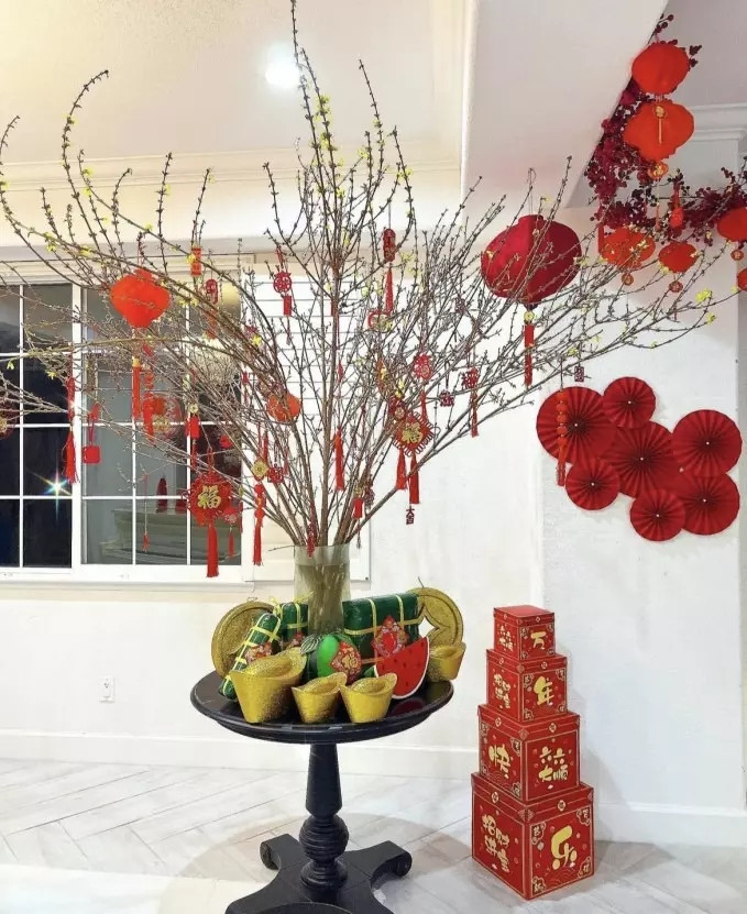 Nàng hậu sắm cả mai vàng rực rỡ để chơi Tết.