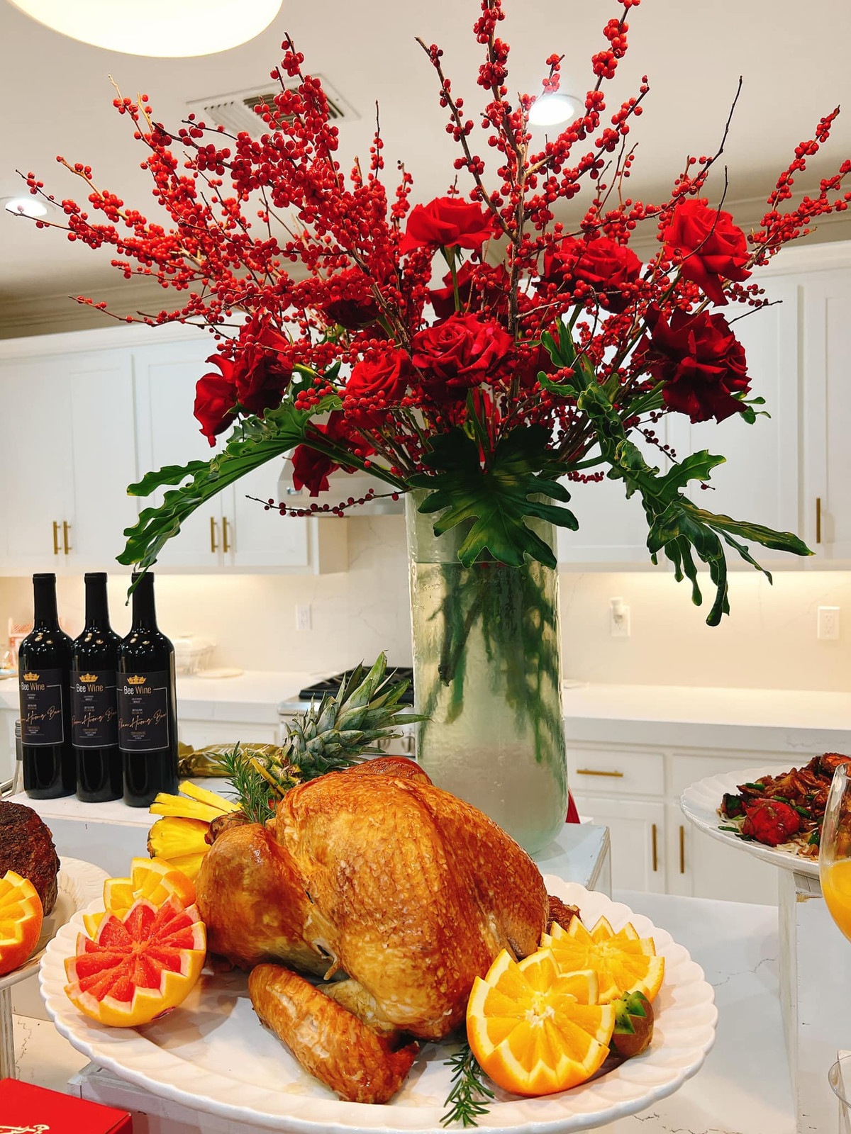 Trên bàn ăn, Phạm Hương trang trí bằng lọ hoa rực rỡ.