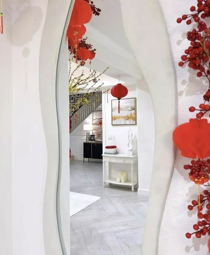 Trong nhà có nhiều chi tiết mang nét đặc trưng của ngày Tết cổ truyền như phụ kiện lồng đèn, quạt giấy, câu đối...