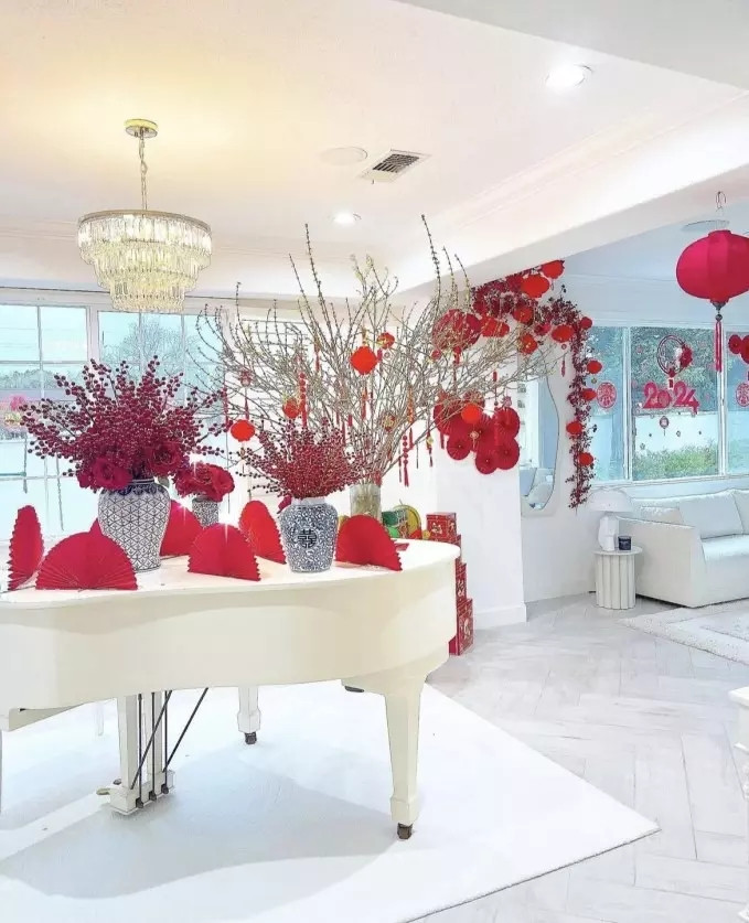 Nàng hậu chọn sắc đỏ chủ đạo cho không gian căn nhà để đón Tết.