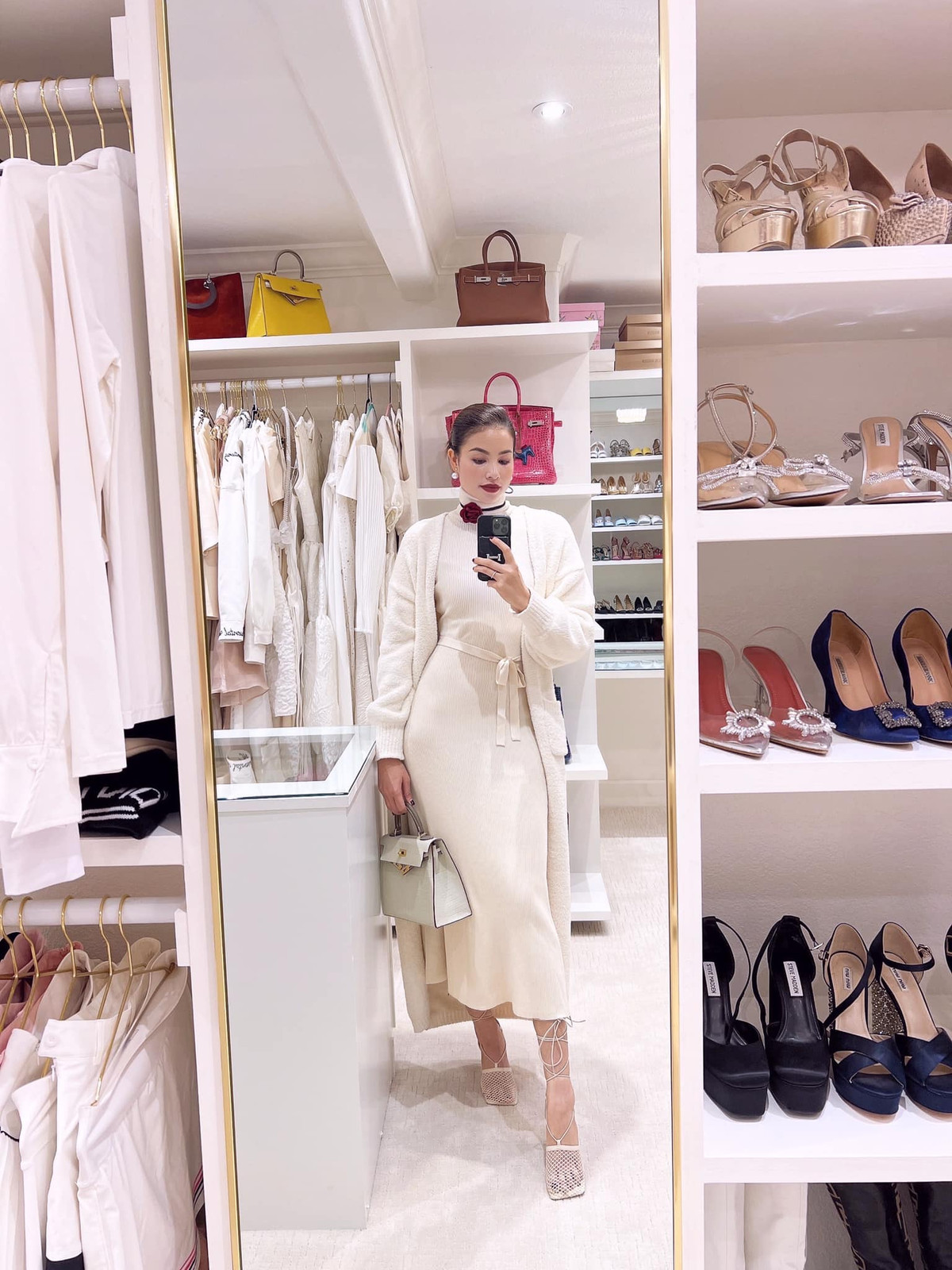 Hoa hậu Phạm Hương và chồng đại gia cùng 2 con đang sống trong căn biệt thự có sân vườn rộng rãi. Bên trong nhà mang phong cách hiện đại.