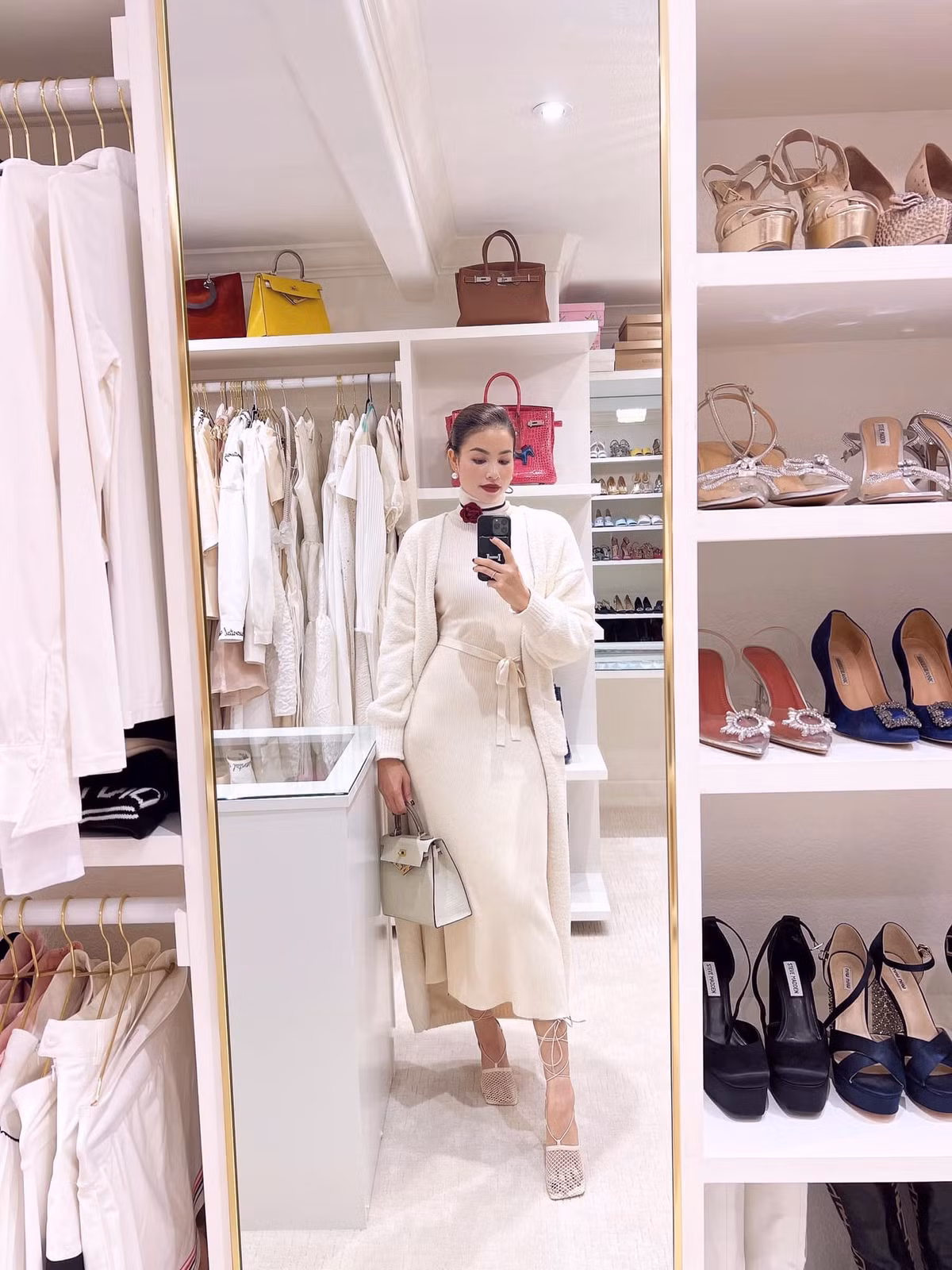 Hoa hậu Phạm Hương và chồng đại gia cùng 2 con đang sống trong căn biệt thự có sân vườn rộng rãi. Bên trong nhà mang phong cách hiện đại.