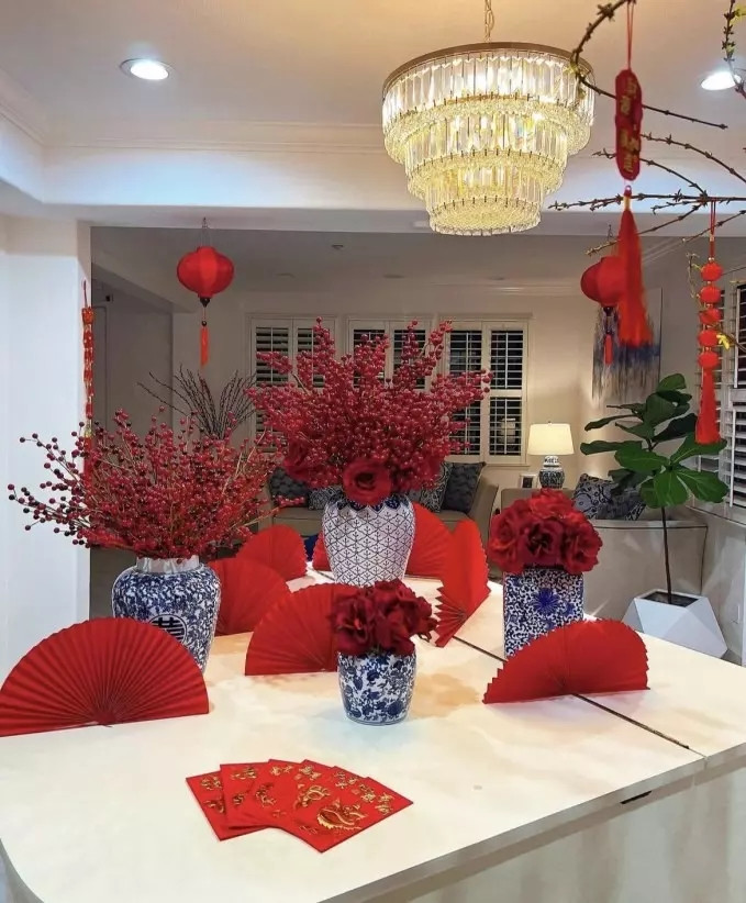 Đào đông đỏ được Phạm Hương cắm trong bình gốm sang trọng.