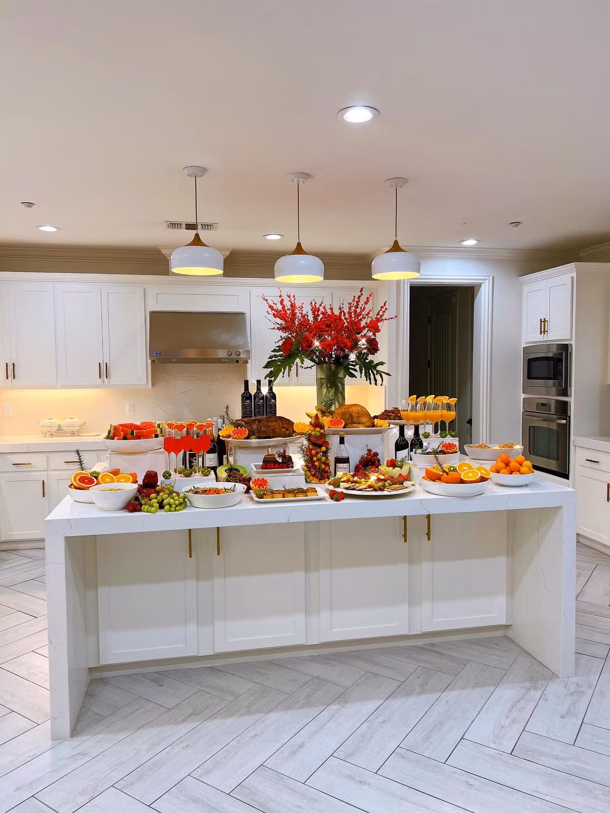 Khu bếp sử dụng gam màu trắng chủ đạo.