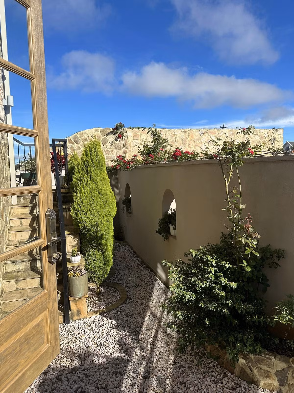 Trong khuôn viên biệt thự có khu vườn xinh xắn trồng nhiều hoa và cây cảnh.