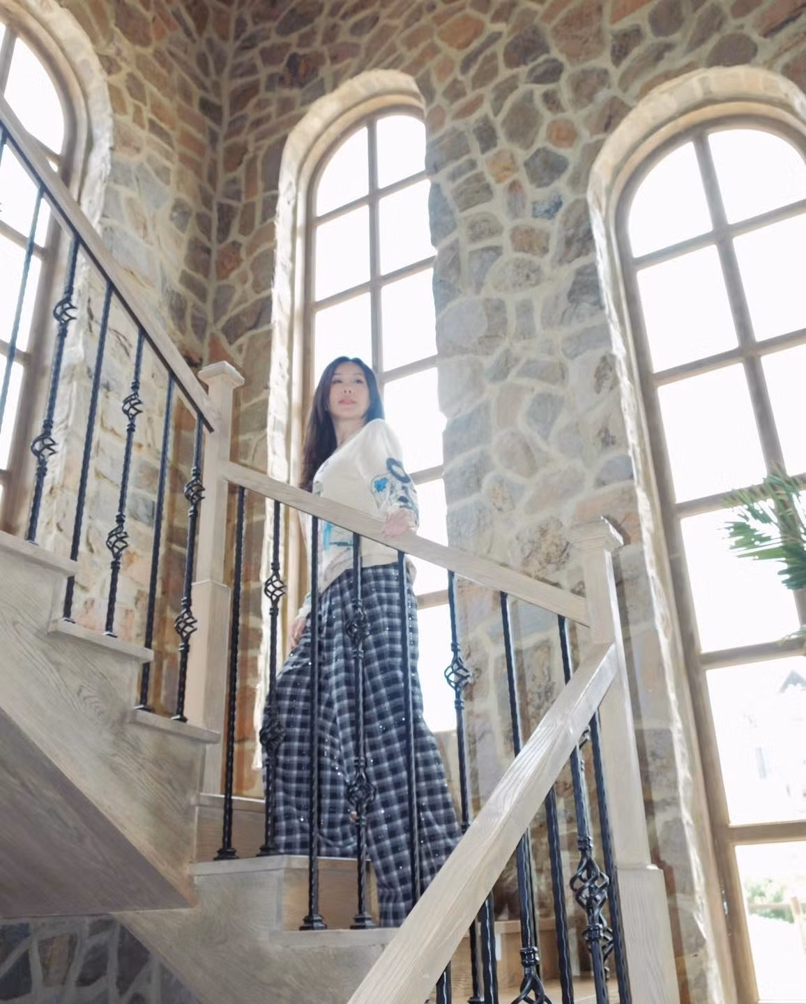 Căn biệt thự trang trí theo phong cách Châu Âu, gồm 5 phòng ngủ kết hợp vẻ đẹp cổ điển và hiện đại.