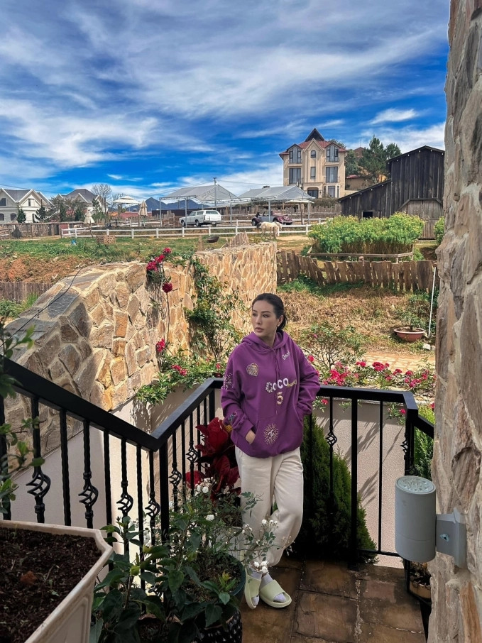 Bình thường, Hoa hậu Thu Hoài thuê một quản gia trông nom quản lý dinh thự. Nguồn ảnh: FBNV