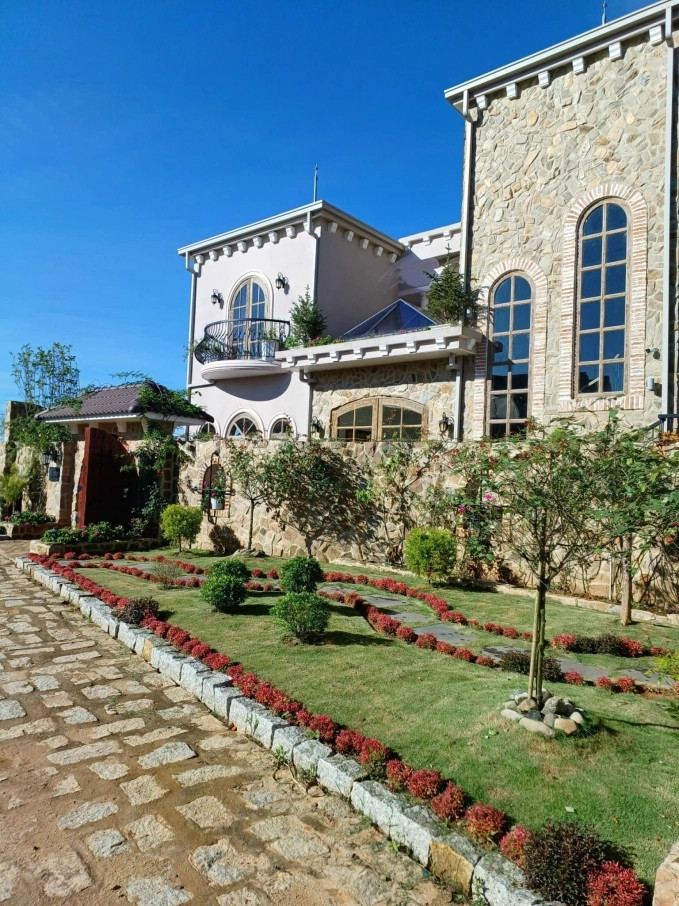 Biệt thự của Hoa hậu Thu Hoài rộng hơn 1.000m2, nằm trên một khoảng đồi vắng, tầm nhìn hướng về đỉnh Lang Biang.