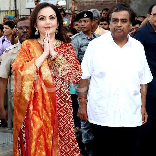 Bên cạnh độ xa hoa của buổi lễ, vợ tỷ phú Mukesh Ambani - bà Nita Ambani (60 tuổi) cũng trở thành điểm thu hút khó rời mắt của giới truyền thông. Ảnh: Indian Times