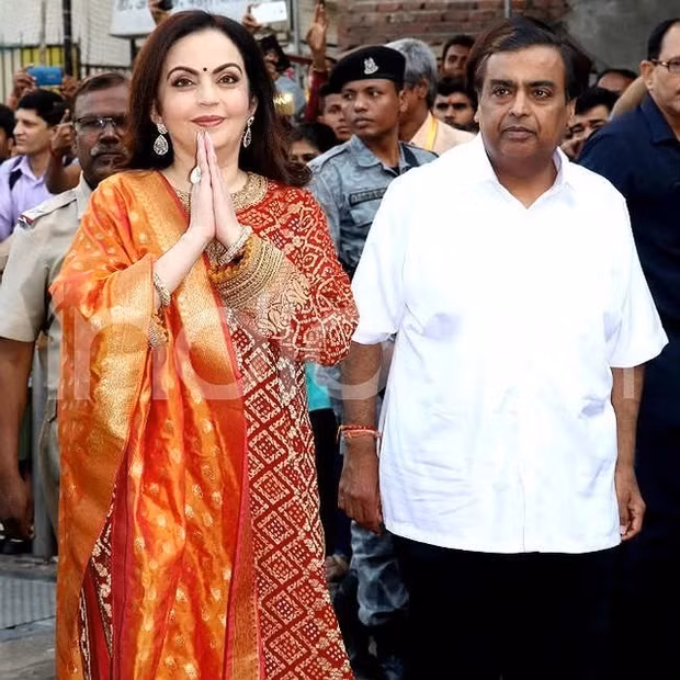 Bên cạnh độ xa hoa của buổi lễ, vợ tỷ phú Mukesh Ambani - bà Nita Ambani (60 tuổi) cũng trở thành điểm thu hút khó rời mắt của giới truyền thông. Ảnh: Indian Times
