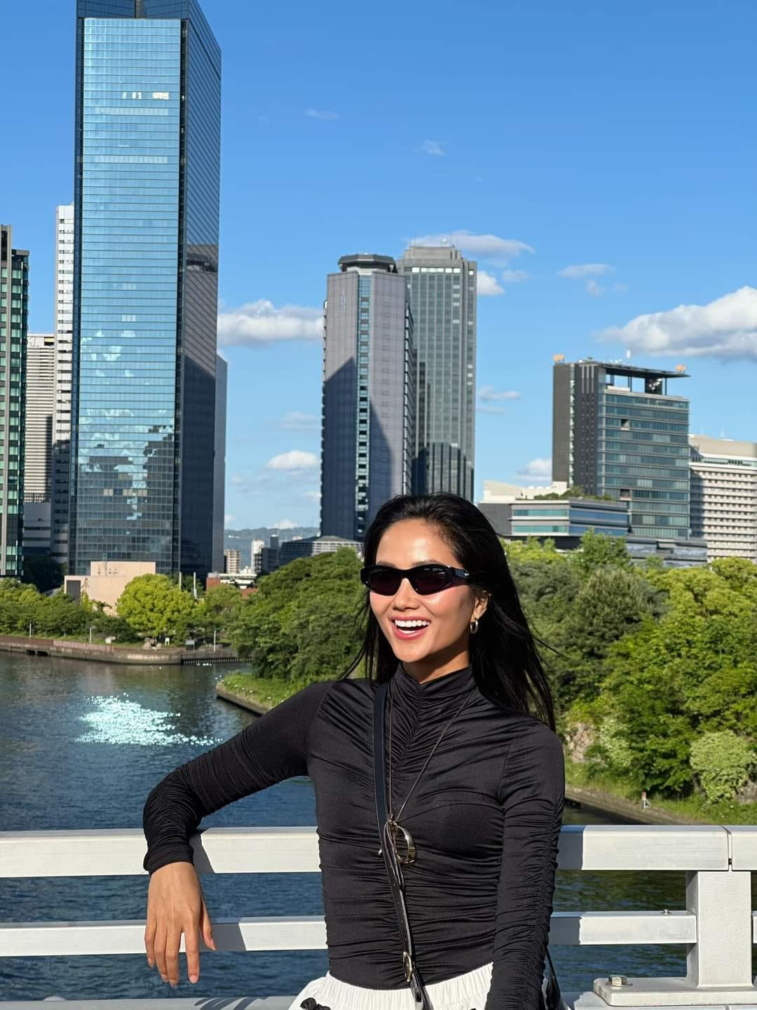 Tuy nhiên, đại diện của H'Hen Niê cho biết đó chỉ là suy đoán. Nàng hậu sẽ chia sẻ với fan khi có thông tin mới. Ảnh: Facebook