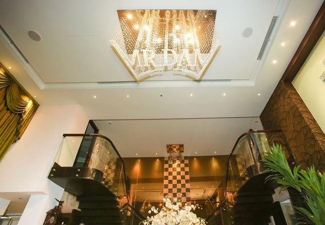 Toàn bộ nội thất đều được nam ca sĩ sưu tầm khi lưu diễn nước ngoài hoặc mua trong nước nhưng đều thuộc thương hiệu cao cấp. Ảnh: FB Dam Vinh Hưng