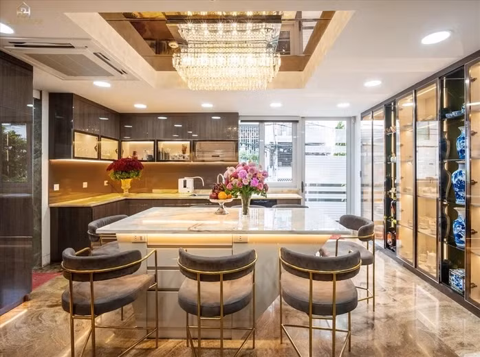 Phòng bếp toát lên vẻ đẹp sang trọng, xa hoa. Ảnh: FB Dam Vinh Hưng