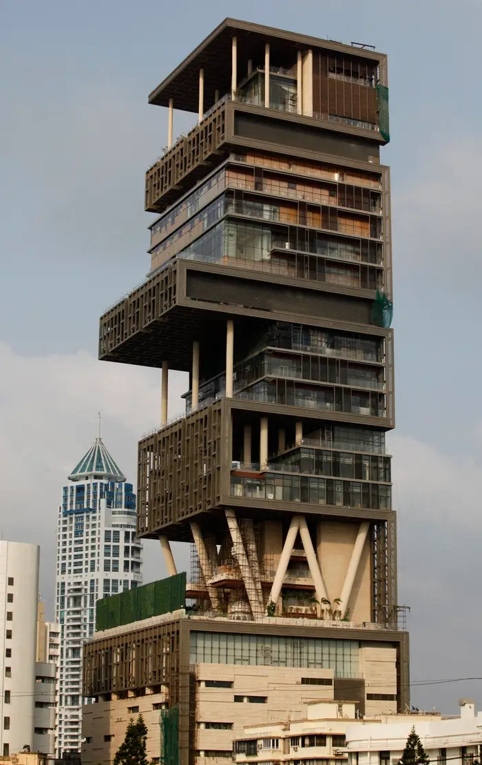 Theo đó, Antilia (nằm trên đường Altamount, Mumbai, Ấn Độ) là tòa nhà thuộc sở hữu tư nhân đắt nhất hành tinh, ước tính có giá lên đến 2 tỷ USD. Ảnh: Reuters