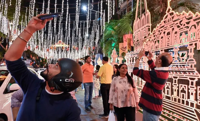 Du khách đổ xô đến để chiêm ngưỡng tòa tháp lộng lẫy và đến gần một trong những ngôi nhà mang tính biểu tượng nhất của Ấn Độ. Ảnh: BI