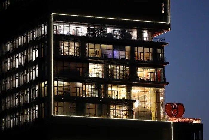 Tòa nhà sử dụng 600 nhân viên, với nhiều người trong số họ được đào tạo tại các nhà hàng và khách sạn hàng đầu. Ảnh: BI