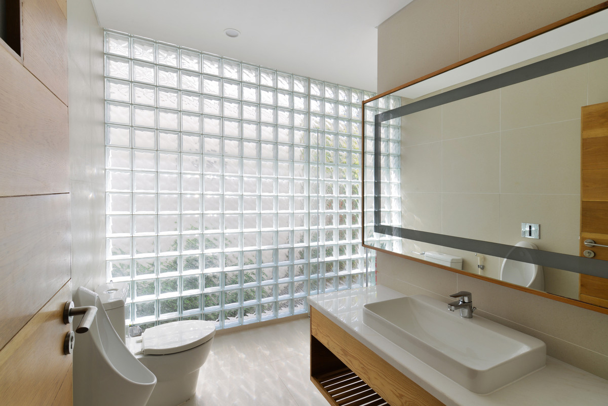 Bên cạnh đó, ngôi nhà còn tận dụng ánh sáng mặt trời để kết nối giữa các không gian sinh hoạt.