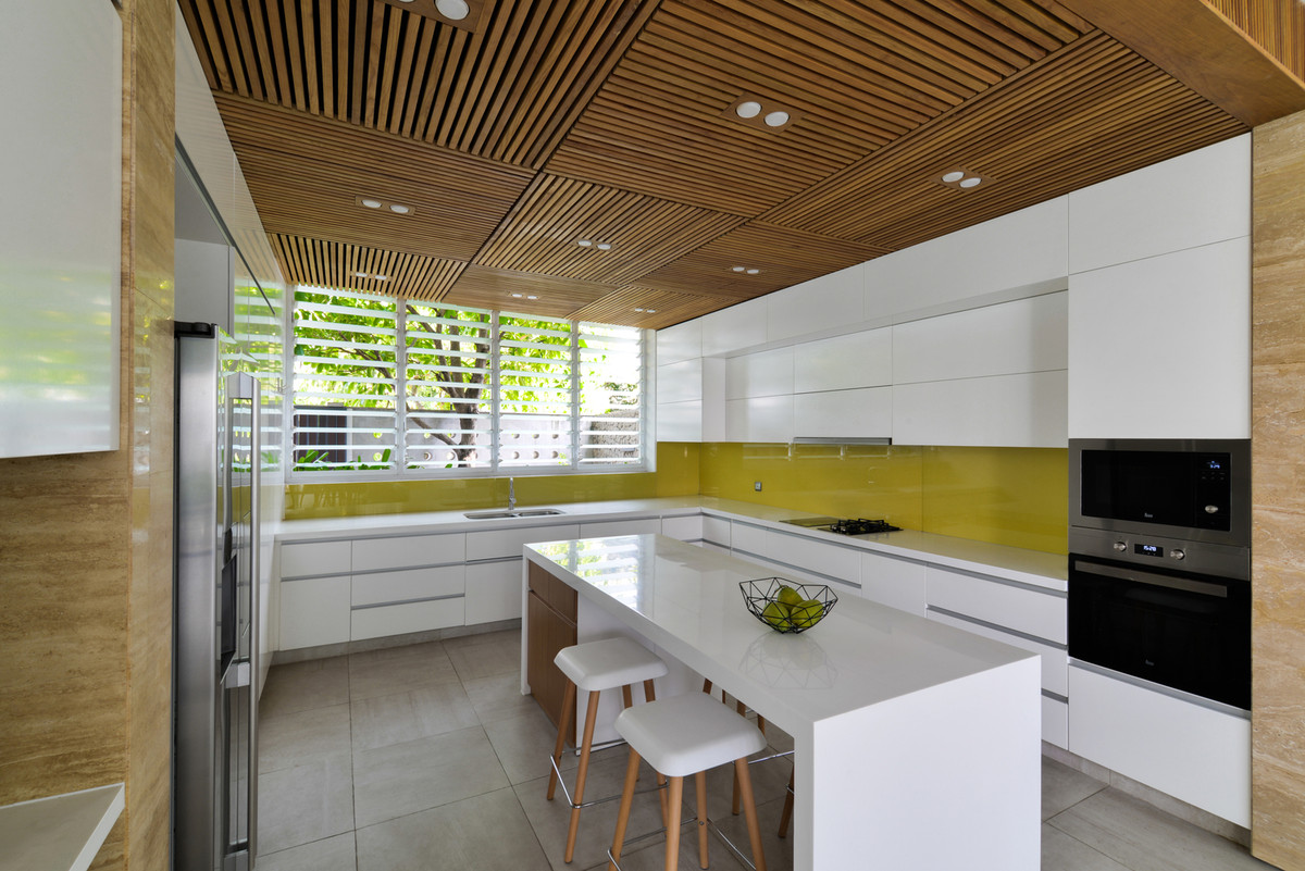 Khu vực bếp rộng thoáng với đầy đủ tiện nghi.