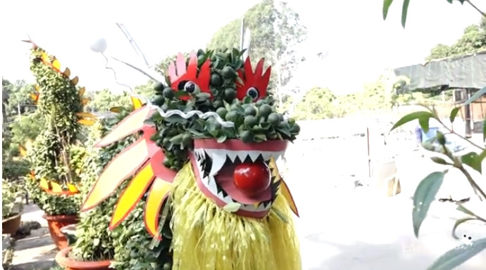 Với cặp rồng rồng cưỡi mây đùa với nước, ông Xuân dùng hết 12 cây quất được tuyển chọn kỹ càng. Mỗi con rồng này sử dụng hết 6 cây, được trồng trong 2 bình lớn đóng vai trò như 2 cụm chân của rồng. Ảnh: Phú Phóng viên