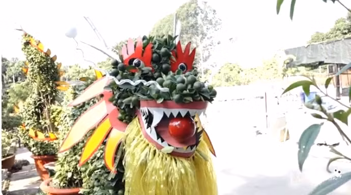 Với cặp rồng rồng cưỡi mây đùa với nước, ông Xuân dùng hết 12 cây quất được tuyển chọn kỹ càng. Mỗi con rồng này sử dụng hết 6 cây, được trồng trong 2 bình lớn đóng vai trò như 2 cụm chân của rồng. Ảnh: Phú Phóng viên