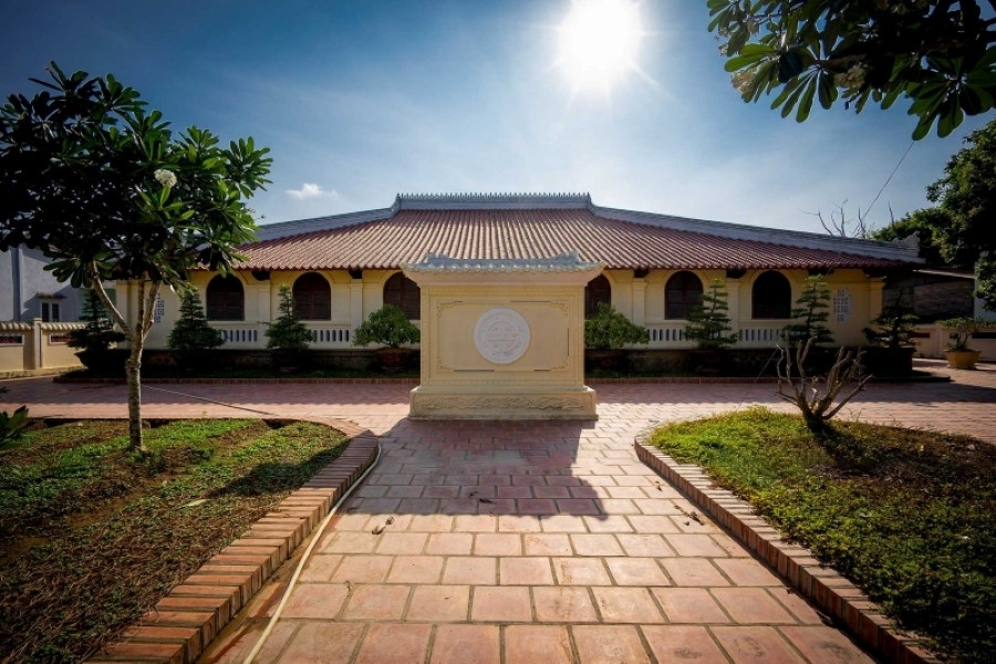 Ngôi nhà cổ nằm trên khu đất 500m2 giữa vườn cây trái sum sê. Chủ căn nhà là ông Huỳnh Ngọc Khiêm (1843 – 1927) hay còn gọi là Hương Liêm. Ảnh: Mia