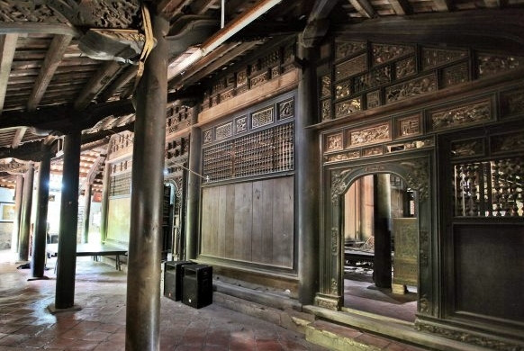 Căn nhà có 80 cột lớn, trong đó 48 cột được tạo tác từ những thân gỗ lim nguyên khối. Ảnh: BaoanhVietnam