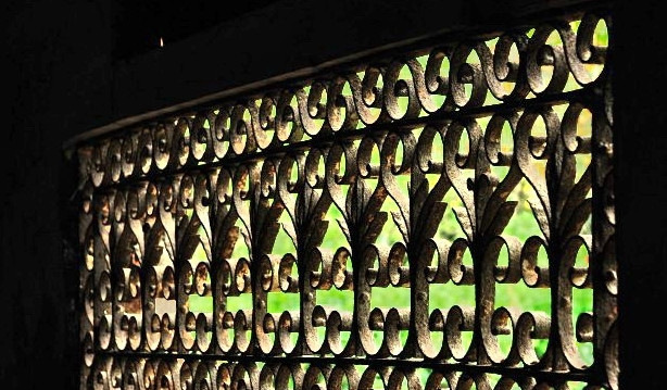 Song sắt mang dáng dấp kiến trúc Pháp. Ảnh: BaoanhVietnam